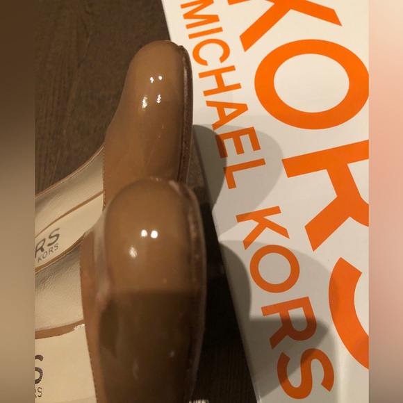 Micheal Kors leather patent pumps beige size 6.5 - Picture 10 of 11